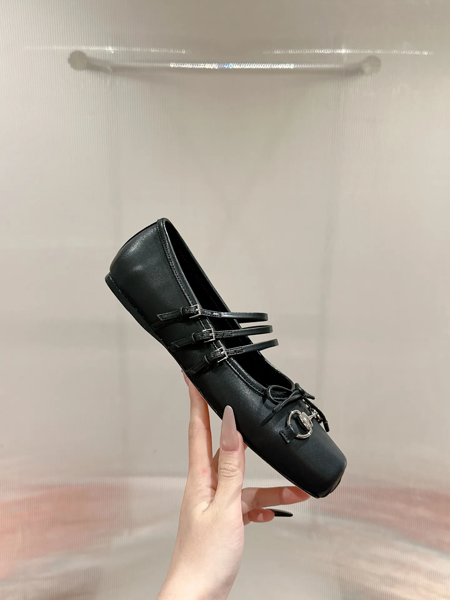 👟👟Ex-factory price 520👟👟 Gucci 2025 early spring 25 series new products🆕Flat ballet shoes horsebit new small square toe shoes, square toe design with elegant bow details, classic, refined, elegant, playful and fashionable flat shoes, creating an excellent wearing experience ▪️Fabric: original custom canvas/sheepskin ▪️Inner lining/foot pads: high-end custom sheepskin lining ▪️Heel height: flat ▪️Outsole: Italian genuine leather ▪️Number of yards: 35-39 (40.41 customized, non-refundable)